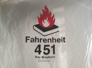 T-shirt saying Fahrenheit 451